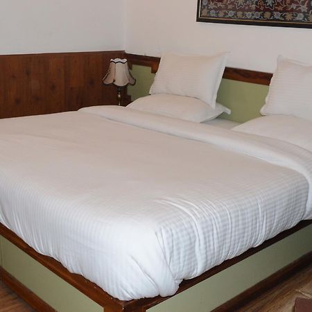 Srīnagar Standard Hotel And Resturant מראה חיצוני תמונה