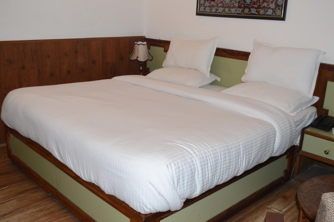 Srīnagar Standard Hotel And Resturant מראה חיצוני תמונה