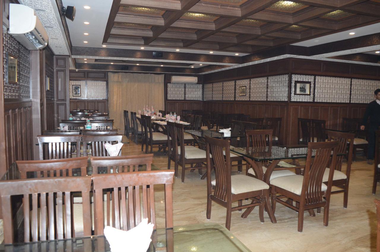Srīnagar Standard Hotel And Resturant מראה חיצוני תמונה