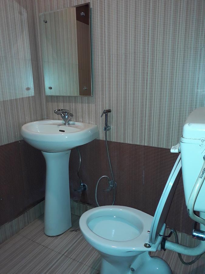 Srīnagar Standard Hotel And Resturant מראה חיצוני תמונה