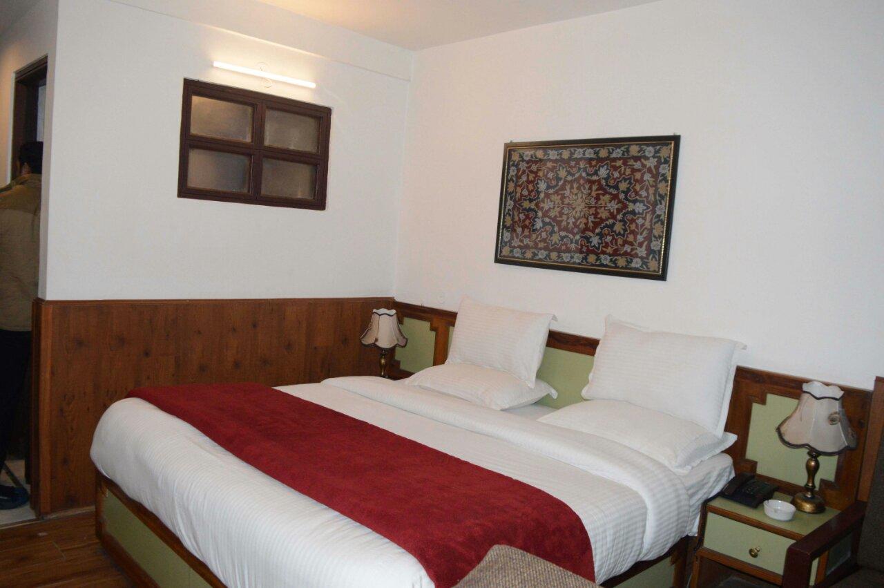 Srīnagar Standard Hotel And Resturant מראה חיצוני תמונה
