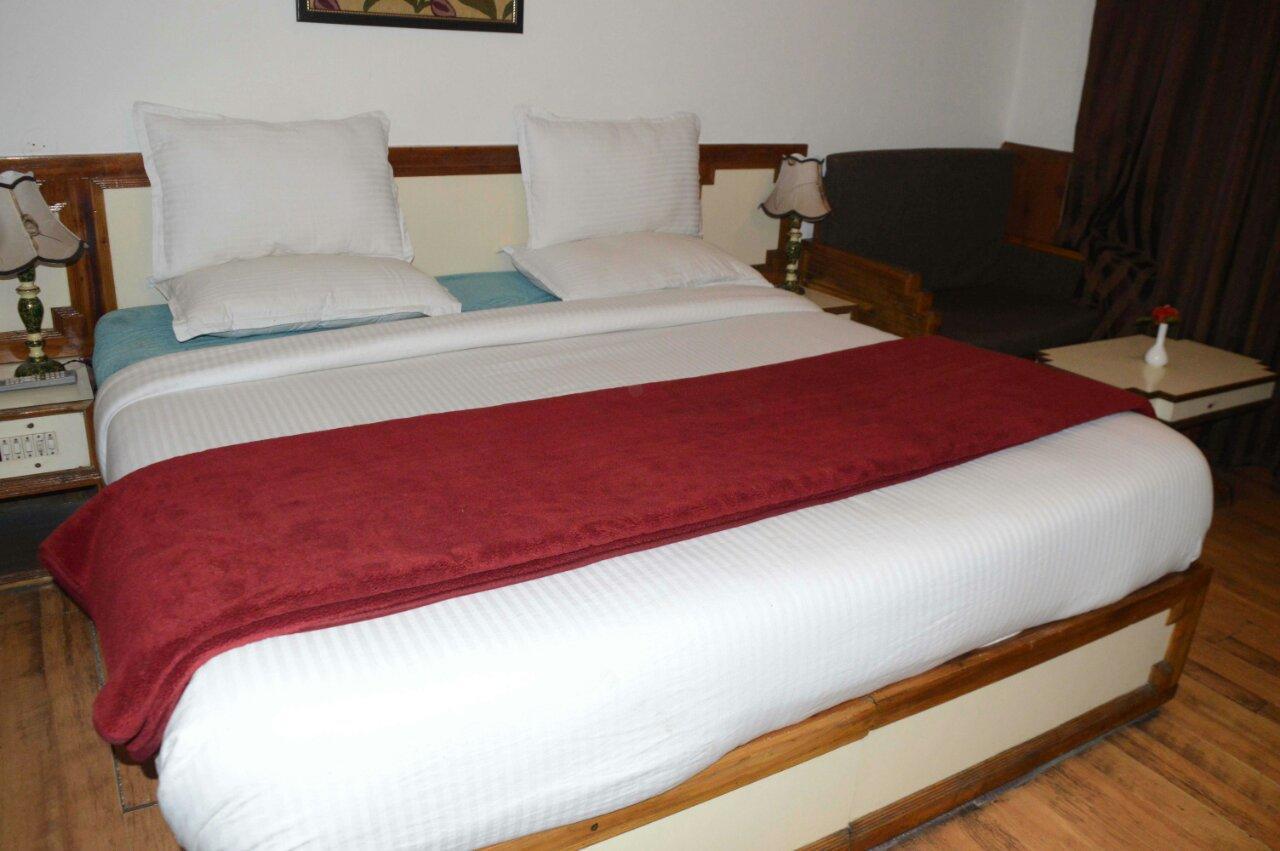 Srīnagar Standard Hotel And Resturant מראה חיצוני תמונה