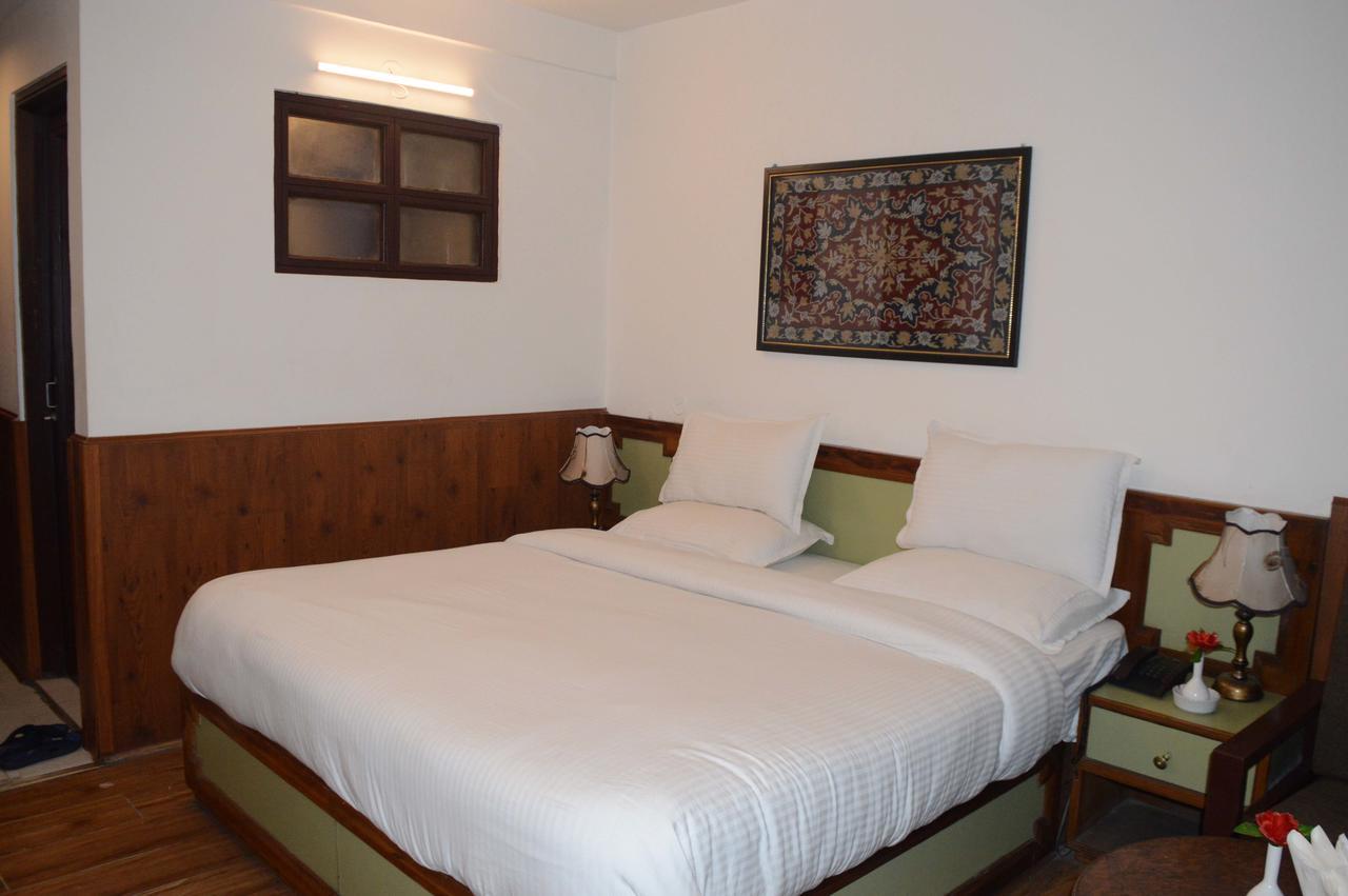 Srīnagar Standard Hotel And Resturant מראה חיצוני תמונה